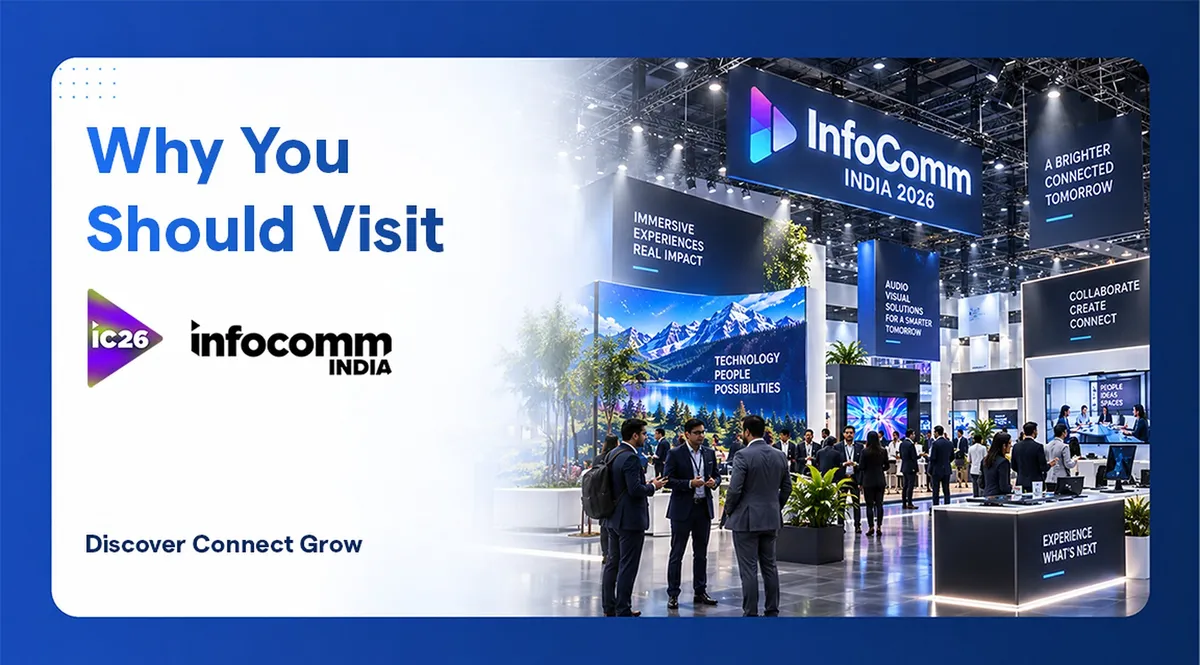 La feria de InfoComm India 2026 bajo un gran banner del evento, con pantallas inmersivas y visitantes conversando