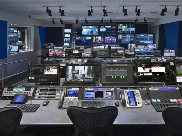 Entorno audiovisual corporativo con pantallas integradas en la arquitectura